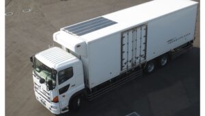 トラックの屋根にソーラーパネル設置でCO2削減！ 地球にやさしい 移動体太陽光発電システム「ロジソーラー」 2023年4月より商品説明予約受付開始！